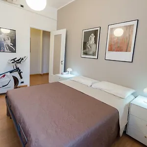 roomy-central-apartment.italymilanhotels.net/